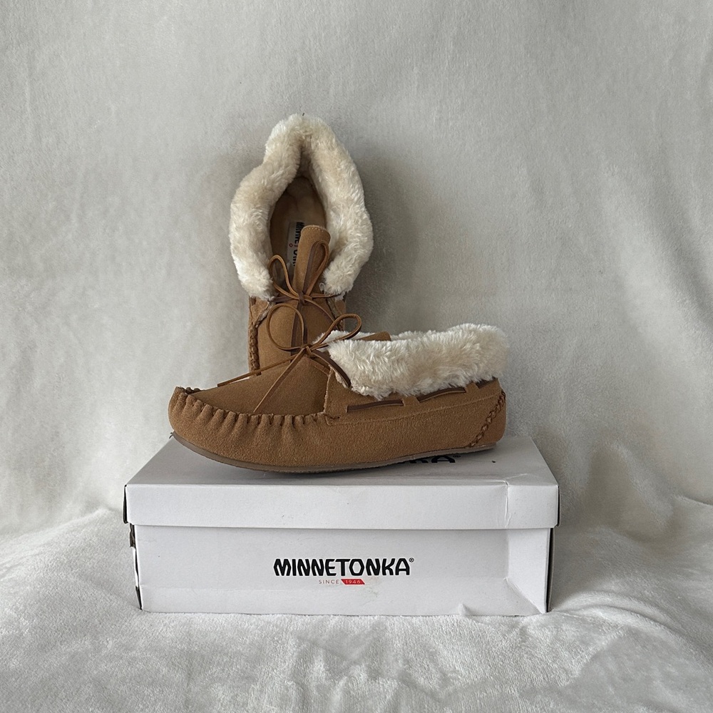 Minnetonka Women's Brown Moccasins with Cream Lining